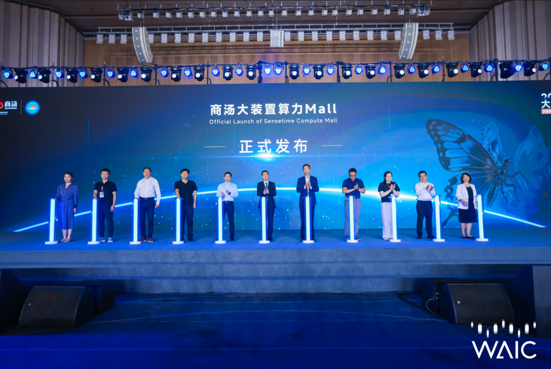 WAIC｜白天展品爆发，夜晚灵感狂飙：WAIC 2025第二天到底有多炸？