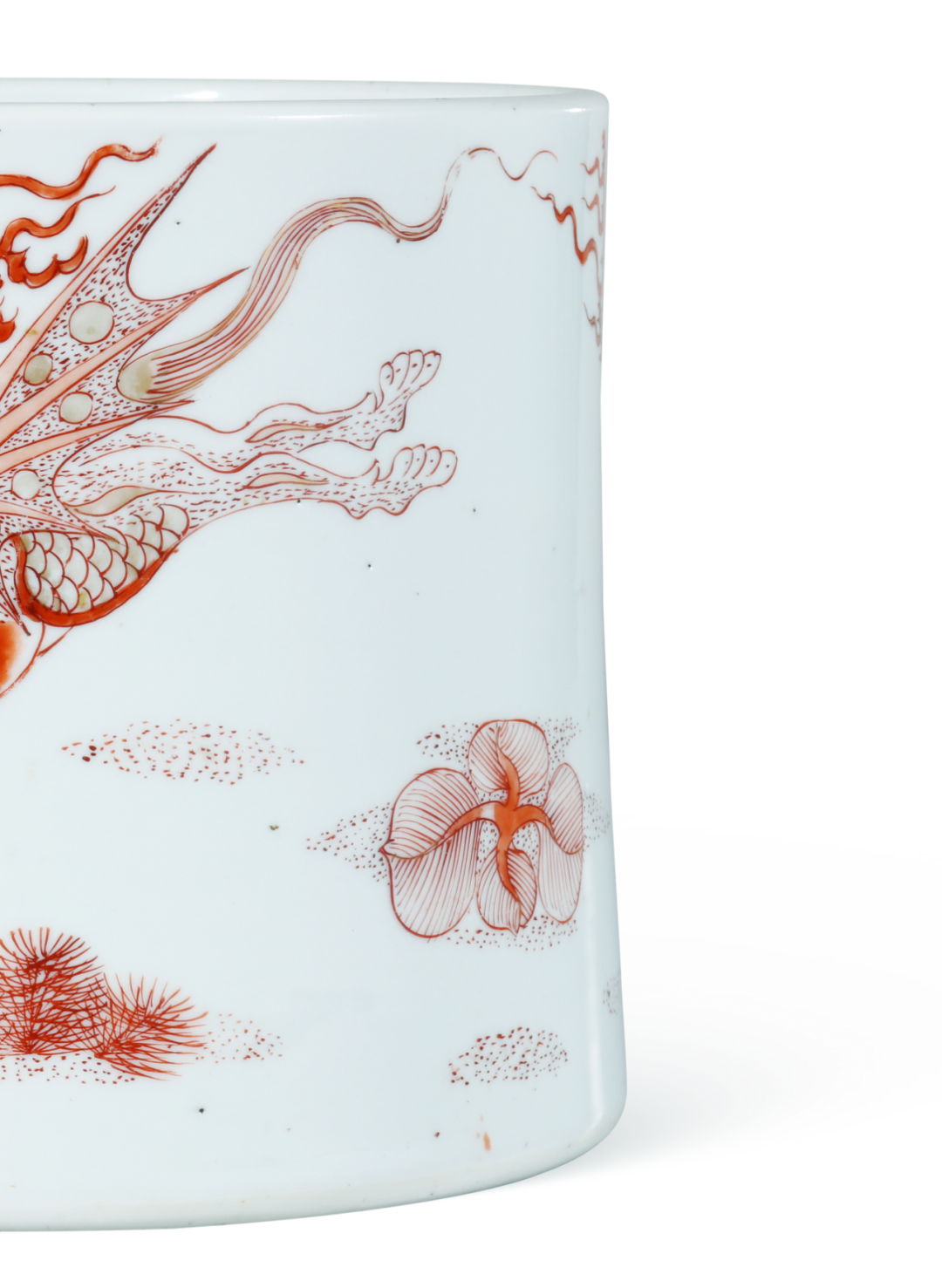 本品笔筒器身所绘应为罕见的麒麟形象翼龙,通常称之为「应龙」,又称