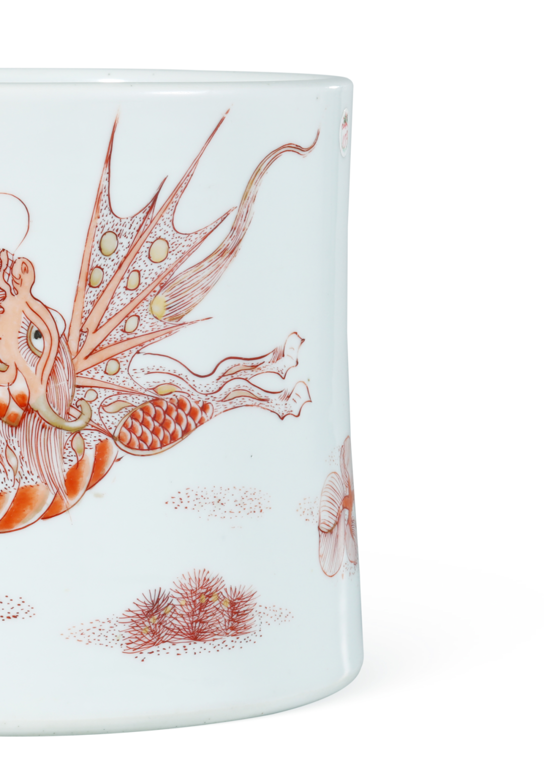 本品笔筒器身所绘应为罕见的麒麟形象翼龙,通常称之为「应龙」,又称