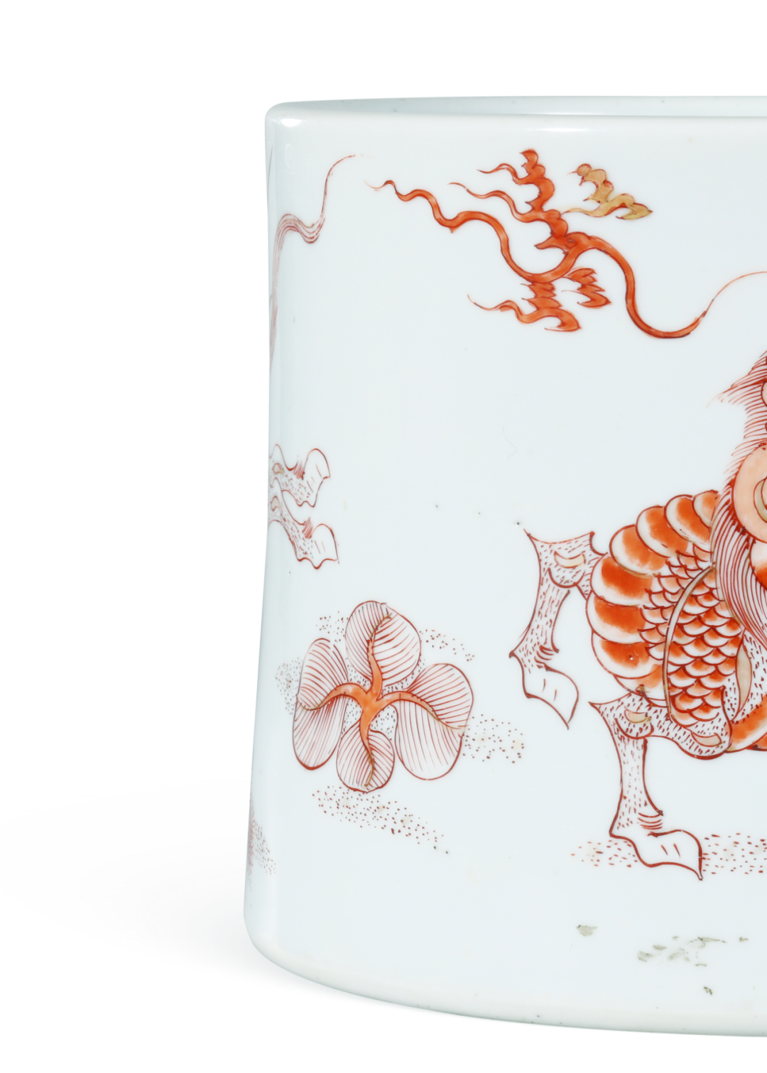 本品笔筒器身所绘应为罕见的麒麟形象翼龙,通常称之为「应龙」,又称