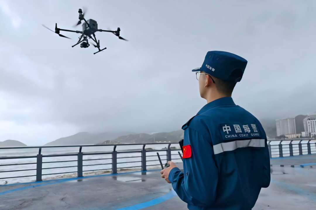 执法员使用无人机进行追踪踏查.jpg