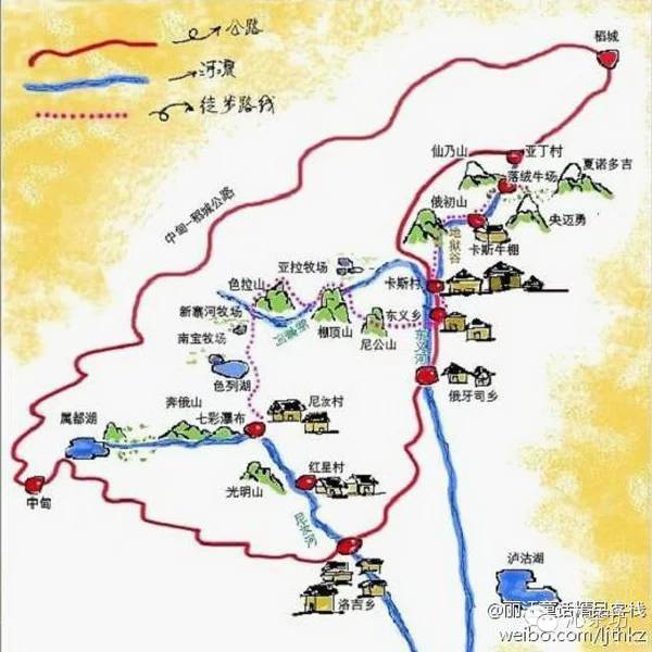 四周青山郁郁,尼汝河潺潺流淌,炊烟袅袅升起,与云和雾融合在一起,在