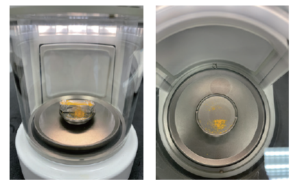 将粉末投加至标准称量盘上的称重舟中