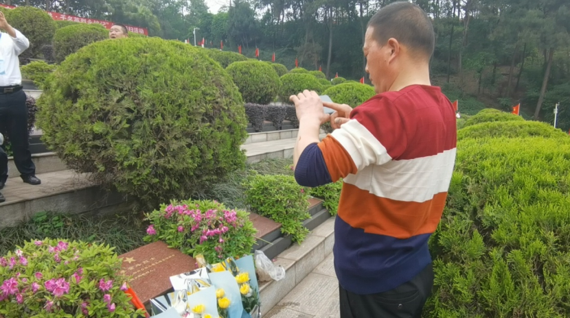 为了让远在老家的李广玉老人看到父亲李金斗的烈士墓,李国军还特意
