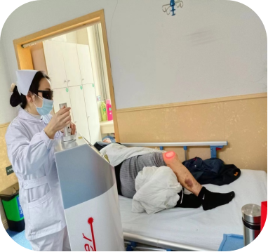 康复治疗激光怎么收费【康复医者说康复】“蛇缠腰”了怎么办？氦氖激光来帮您！_https://www.jmylbn.com_新闻资讯_第9张