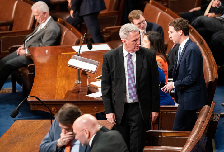 资料图：1月4日，在美国华盛顿国会，众议院共和党领袖凯文·麦卡锡（中）在众议院议长选举现场。新华社记者 刘杰 摄