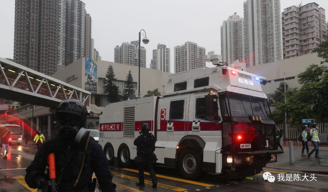 香港终局前的小高潮水炮车荃湾首秀港警被围殴被迫开真枪