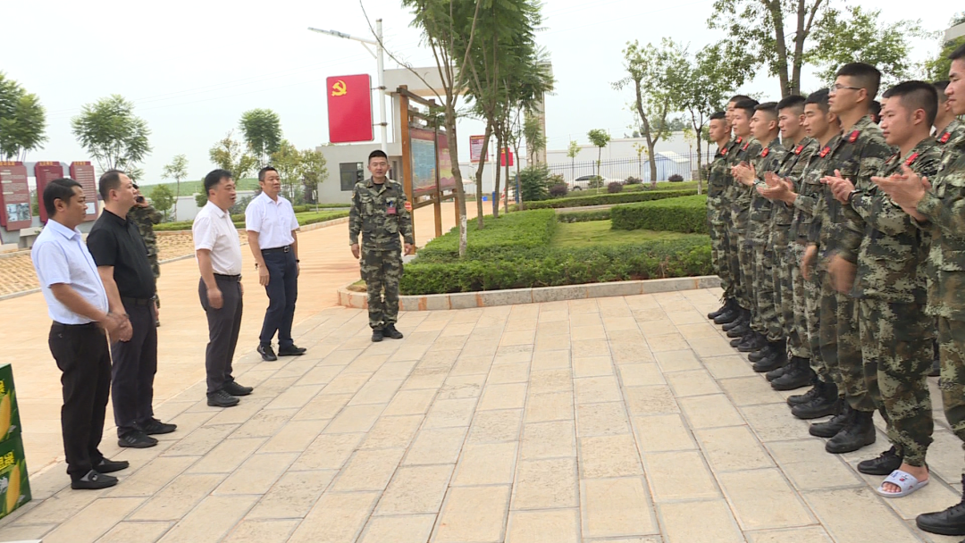 夏明,邓飚雷率队开展"八一"建军节走访慰问活动_泸西县融媒体中心
