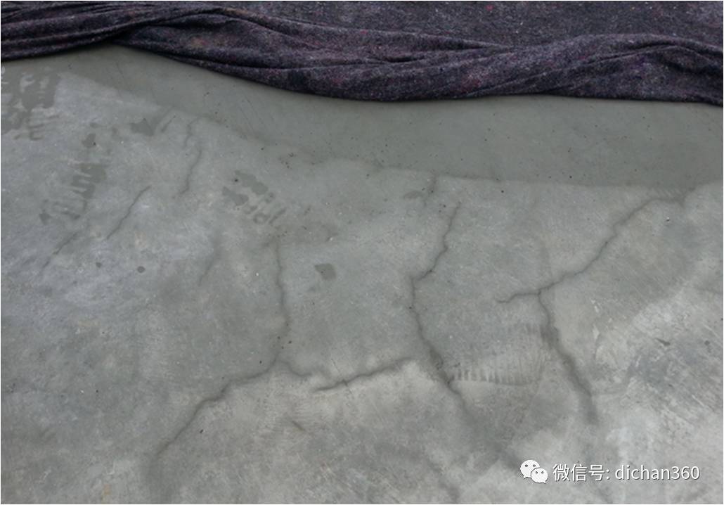 ①自然自愈合 自然自愈合是指混凝土损伤部位中未水化或水化不充分的