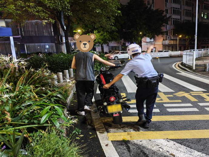 近日,松岗轮巡队巡逻至先锋中路时,接一位群众求助称:其摩托车在行驶