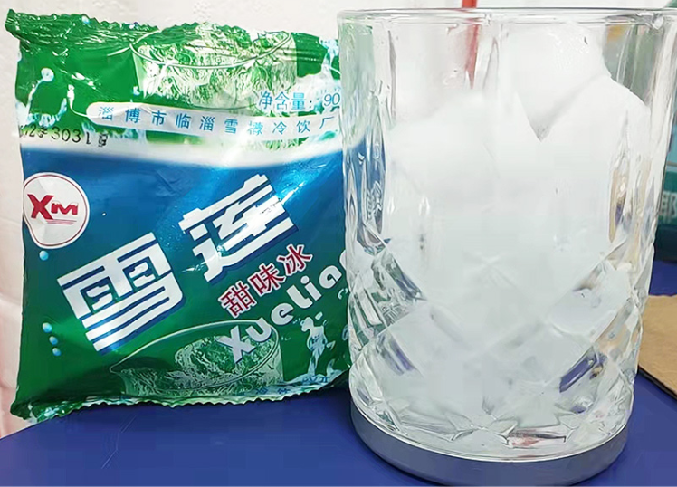 里面有大概七八块冰坨,吃起来味道很像冻成冰块的雪碧,冰块的口感冰爽