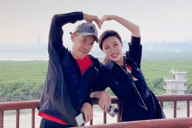 71岁王石街头吃肉夹馍！头发稀疏满脸皱纹，娇妻田朴珺一字马大秀身材（组图） - 14