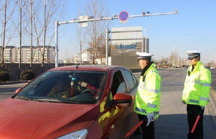 沒帶駕駛證遇到查車，拿出來這個，交警先跟你道歉 汽車 第5張