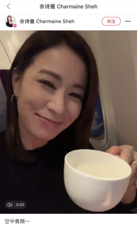 佘诗曼在飞机上喝到燕窝，专门拍了视频表示好幸福！无论空姐还是