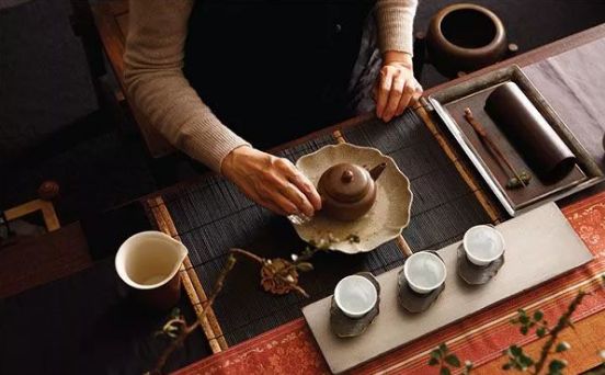 一个人喝酒，解闷；一个人喝茶，静心