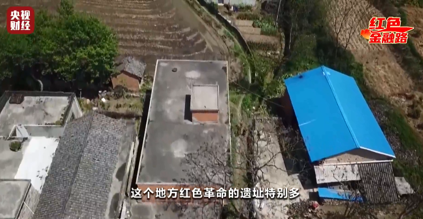 藏在墙缝中的钱币！带折痕的小小钱币，见证这段顽强不屈的经济斗争！