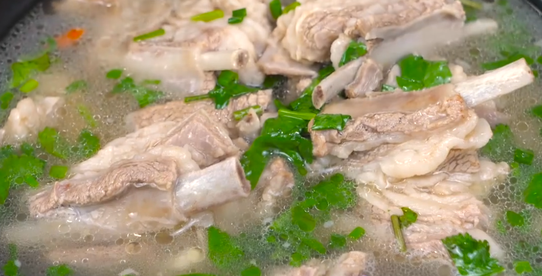 这才是羊排汤最好吃的做法，多加1种药材，牢记3个点，汤鲜味美，太好喝了！