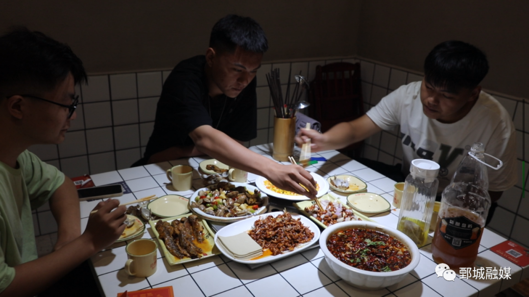 菏泽一县委书记带队打卡夜市与市民一起吃烤串品扎啤