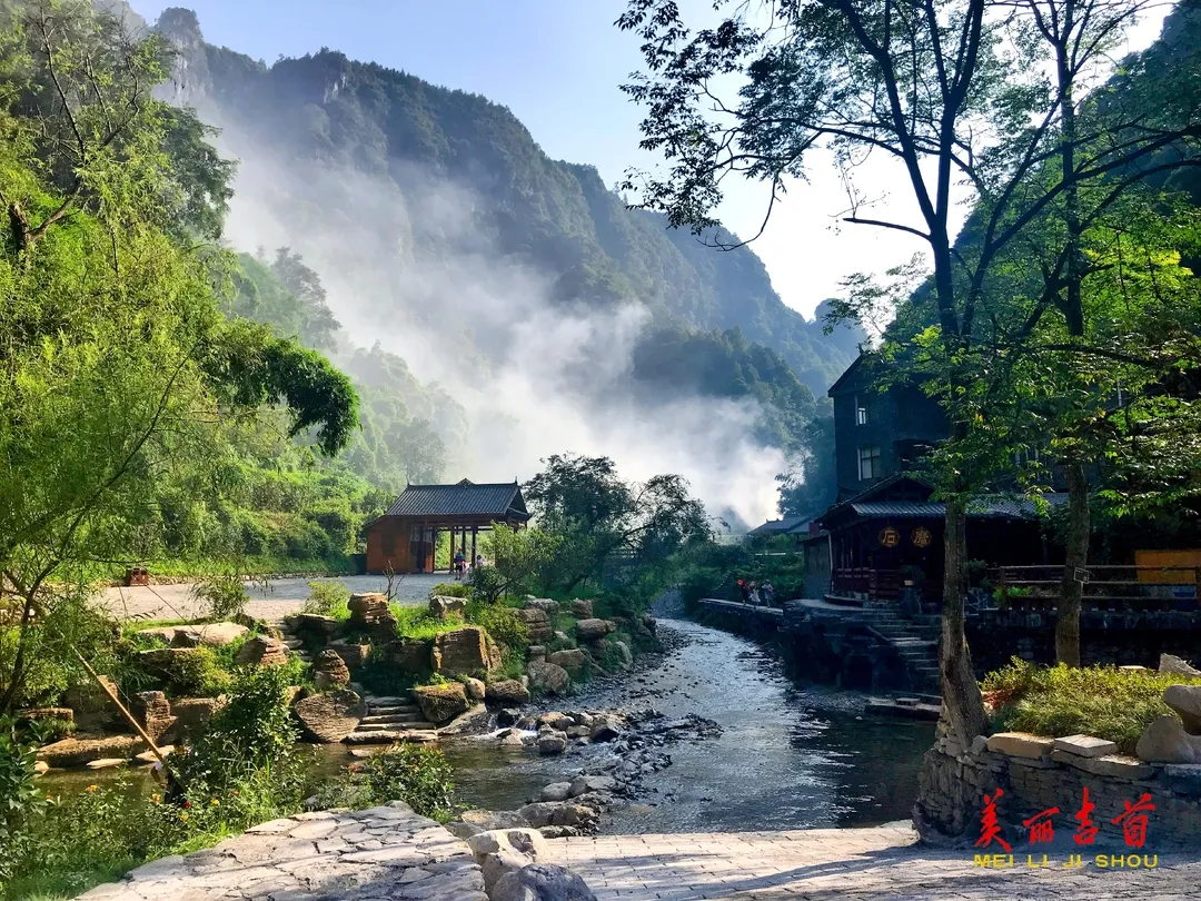 桃红李艳犹如一幅恬淡的山水田园画「天问台」位于吉斗苗寨旁峡谷深处