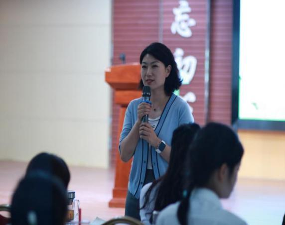 活动尾声,焉耆县教科局教研室张萍老师,县二小校长王丽老师进行了总结