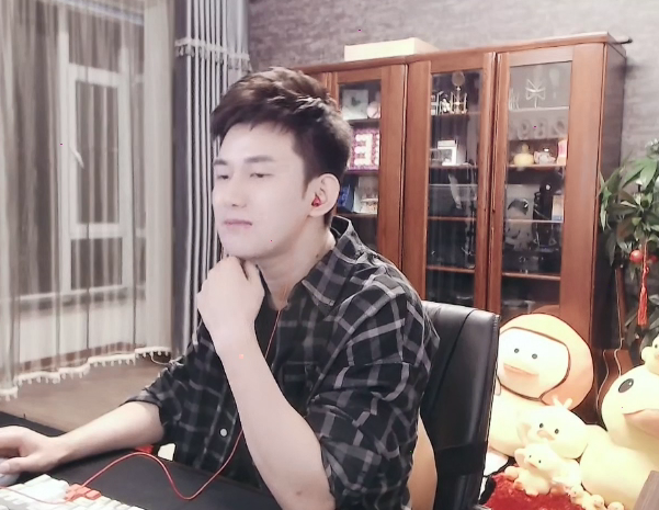 老李爆小X所藏之地遭官方黑屏踢飞！阿哲对比以前表态不再吵吵，搞不好直接封！