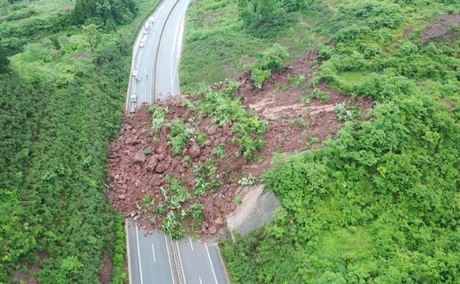 张南高速桑植段因山体滑坡无法通行