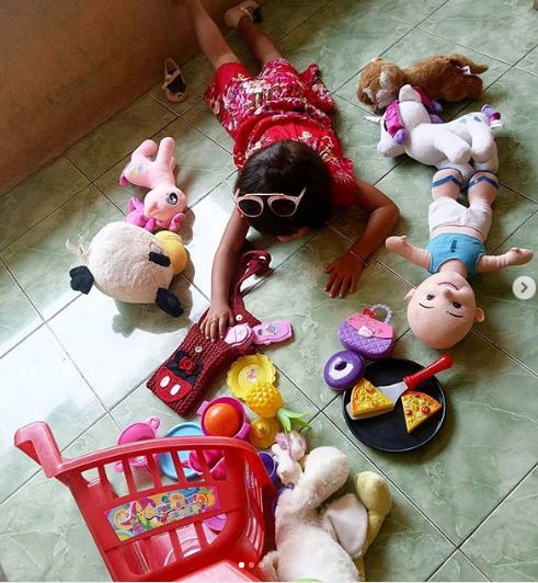 摔出一地口红每双鞋都价值千金炫富嘛,就直接把钱洒出来好了听说亮色