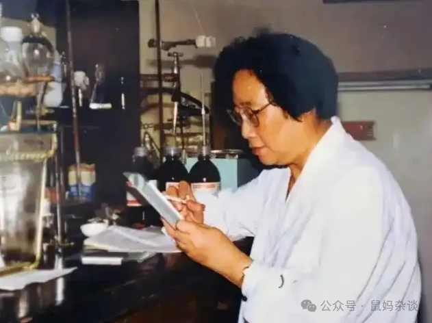 屠呦呦在实验室