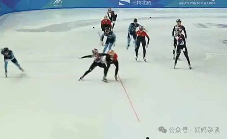 哈尔滨亚冬会韩国恶意犯规使林孝埈摔出赛道