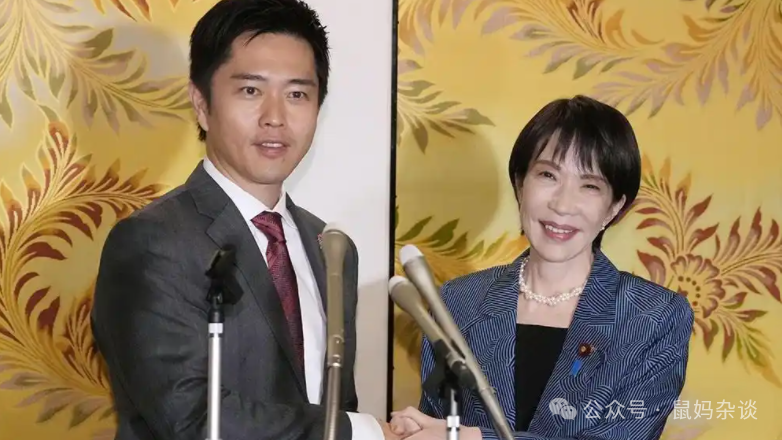 10月20日，在位于日本东京的日本国会，日本自民党总裁高市早苗（右）与维新会党首吉村洋文在记者会上握手