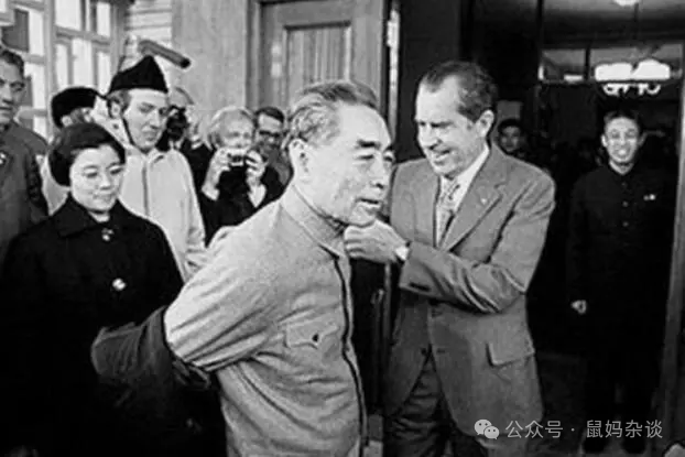 尼克松给总理脱大衣