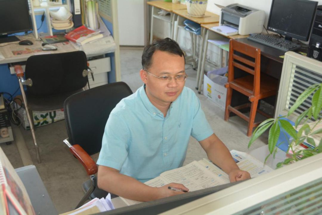 他是封开县封川中学欧锋斌老师是全国优秀教育工作者是全国优秀教师他