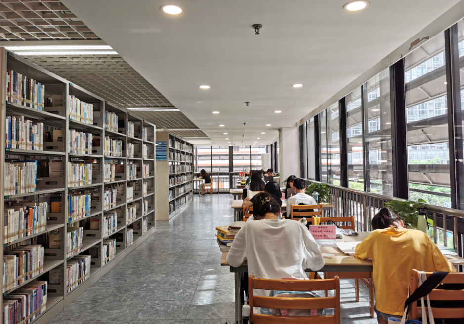 "小女孩告诉记者,她很喜欢到图书馆看书,有很多好看有趣的书,可以学到