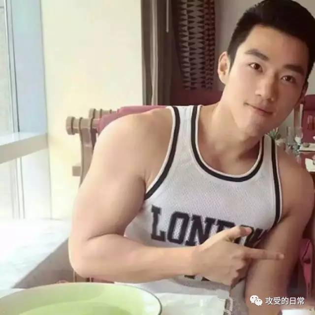 嘿,那个男的好帅我要泡他,他会不会嫌弃我胖啊啊~那个男人长得真精致