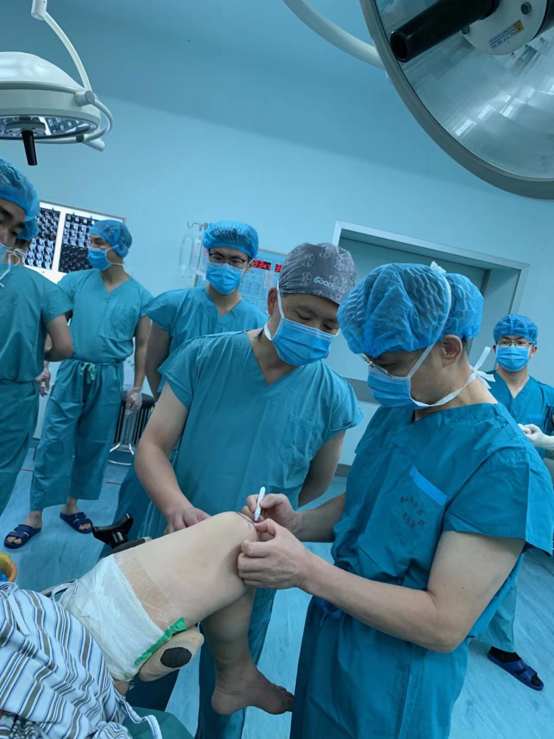 广东省中医院许树柴主任指导我科开展首例膝关节单髁置换手术