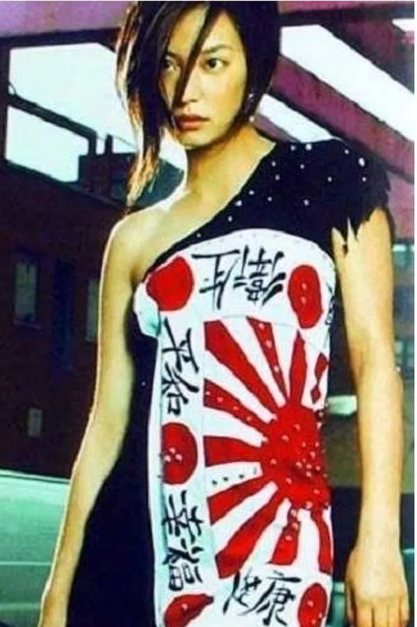张哲瀚老板赵薇曾穿日本军旗,被泼粪_影视聚合站