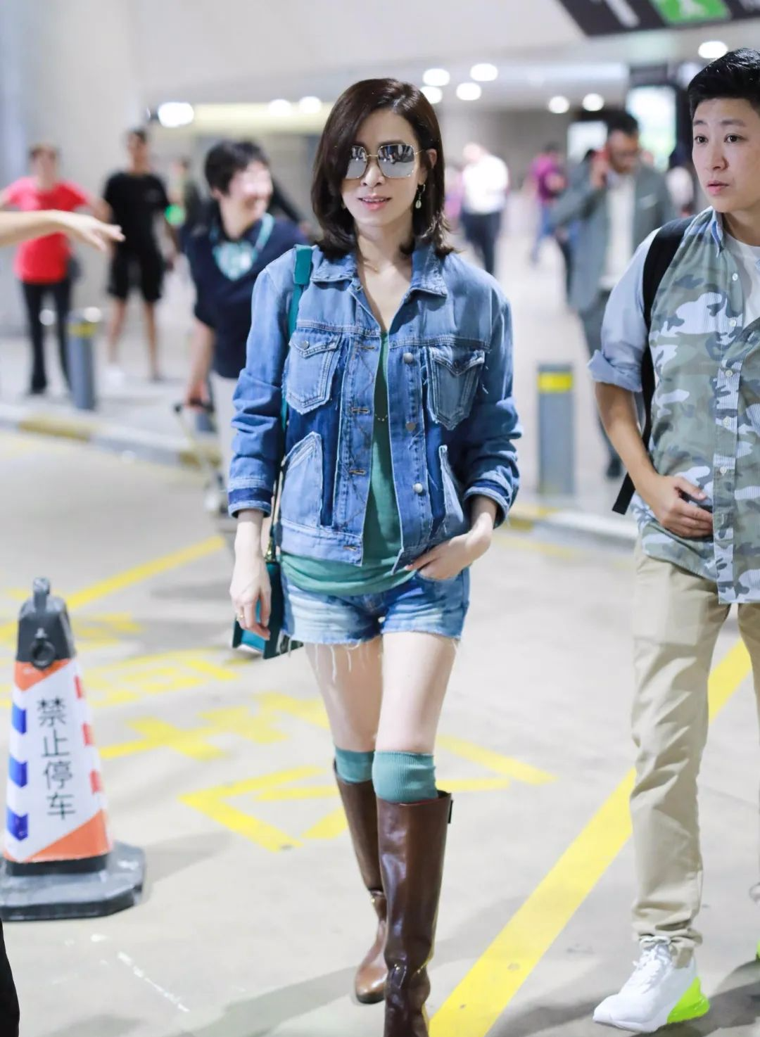 佘诗曼真会玩 袜子露出长靴外居然不丑 然而勒出一圈肉一秒尴尬 八卦表嫂 微信公众号文章阅读 Wemp