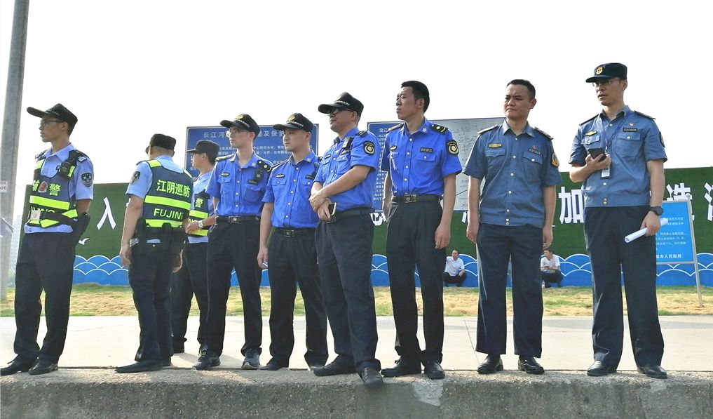 江阴交通运输局联合行动清除韭菜港公园违停船舶