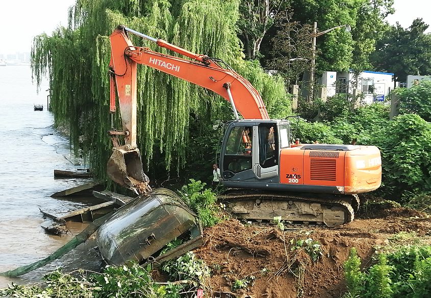 江阴交通运输局联合行动清除韭菜港公园违停船舶