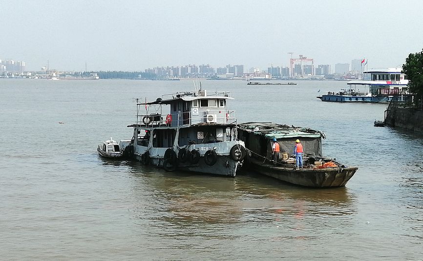 江阴交通运输局联合行动清除韭菜港公园违停船舶