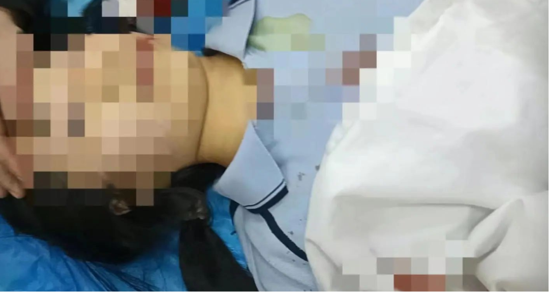 校园霸凌这回从老师开始了女孩课间跳楼身亡母亲崩溃