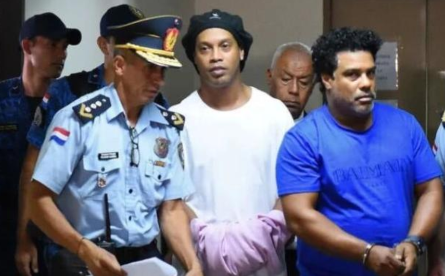 男子伪造印章和材料_新加坡护照_男子伪造警车