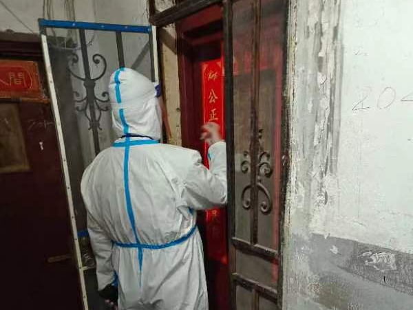 曝上海94岁老太半夜被强制拉去方舱隔离，孙女发文求救：还有法律吗？官方回应（视频/组图） - 4