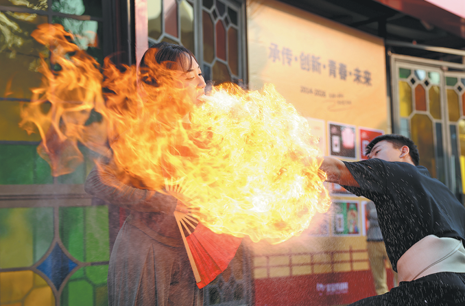 双语新闻：Culture丨Chinese opera hits big in small theaters