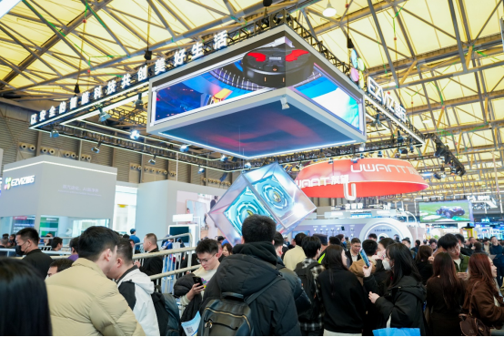 萤石Stella星辰系列AI蒸汽洗地机器人AWE首发