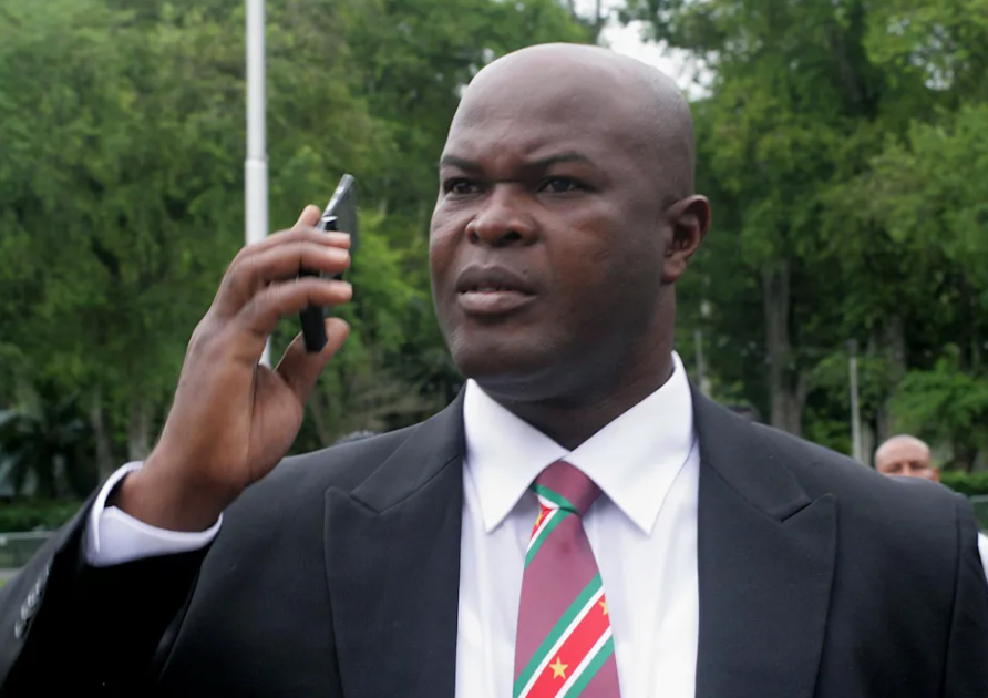 然而事实是,这位画风奇特的球员,是南美国家苏里南的副总统——罗尼