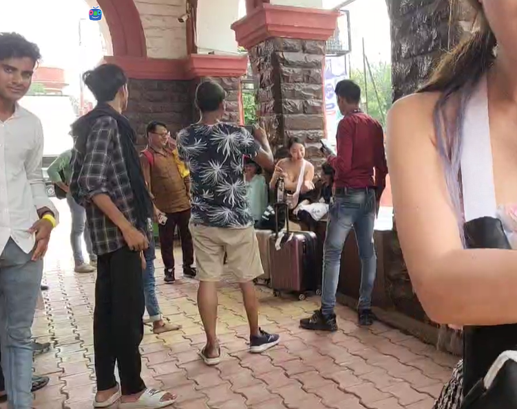 疯狂有片！女主播“露乳装游印度”不怕性侵，直播秒被男乡民包围（视频/图） - 6