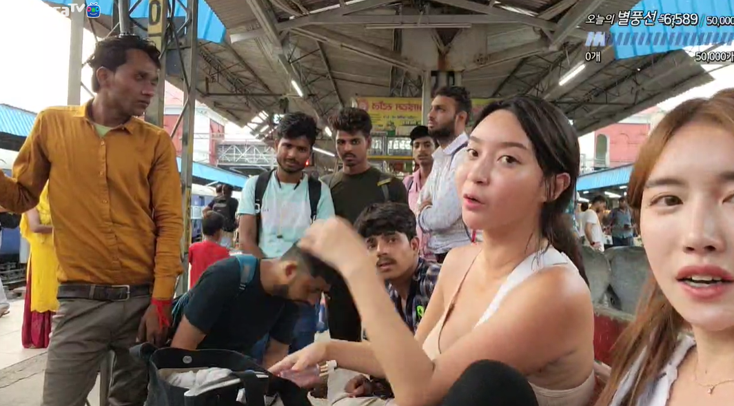 疯狂有片！女主播“露乳装游印度”不怕性侵，直播秒被男乡民包围（视频/图） - 3