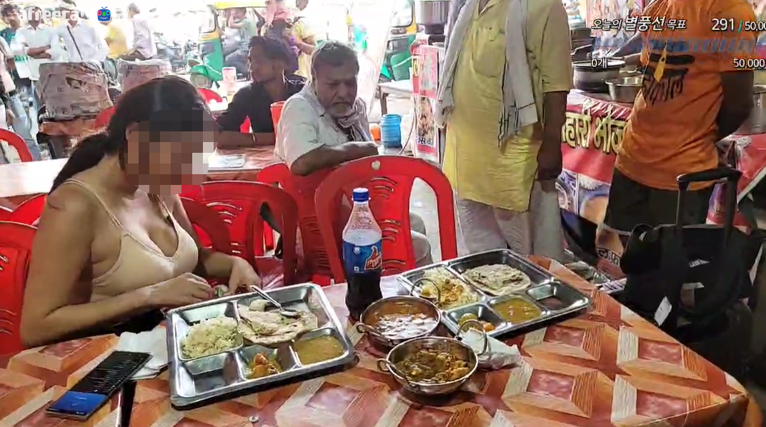 疯狂有片！女主播“露乳装游印度”不怕性侵，直播秒被男乡民包围（视频/图） - 4
