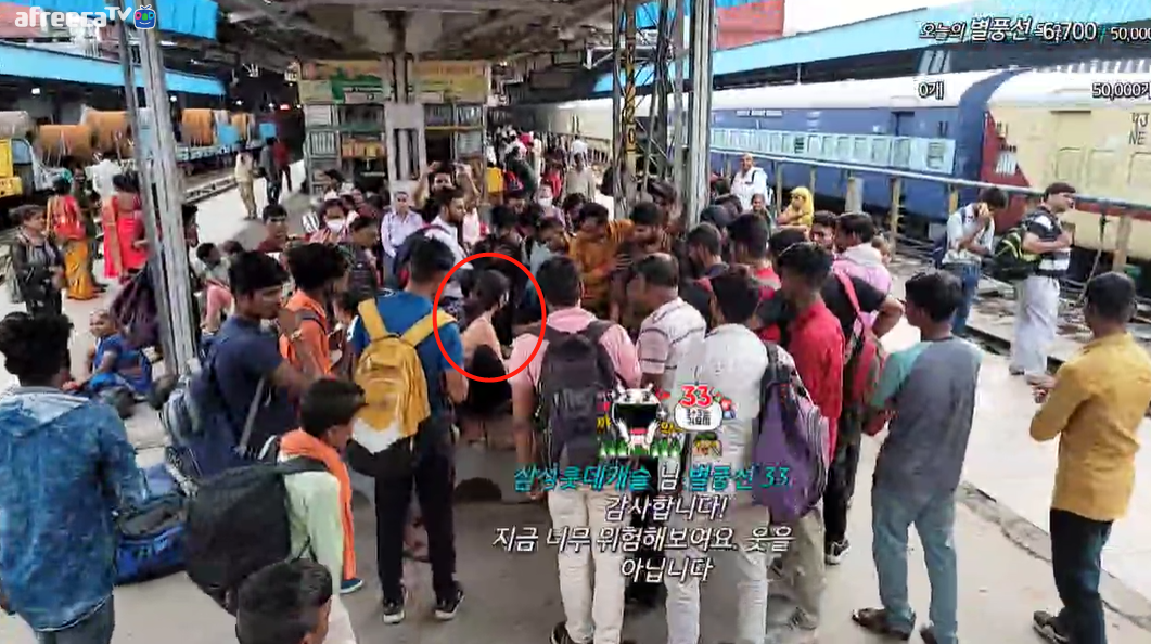 疯狂有片！女主播“露乳装游印度”不怕性侵，直播秒被男乡民包围（视频/图） - 11